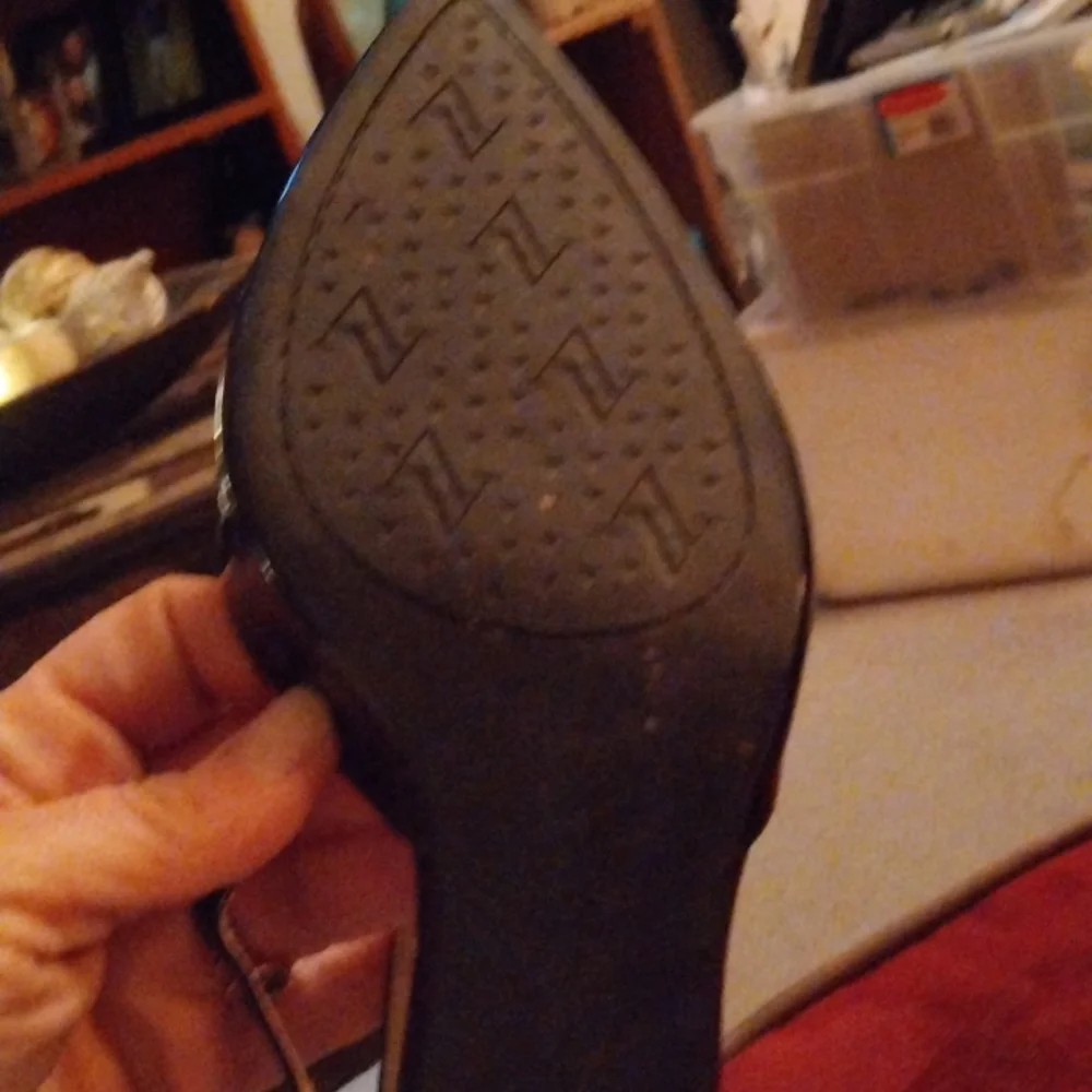 Heels - Picture 4 of 4